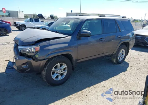 2021 Toyota 4Runner Sr5 z USA, uszkodzony, nr VIN JTEEU5JR8M5247372